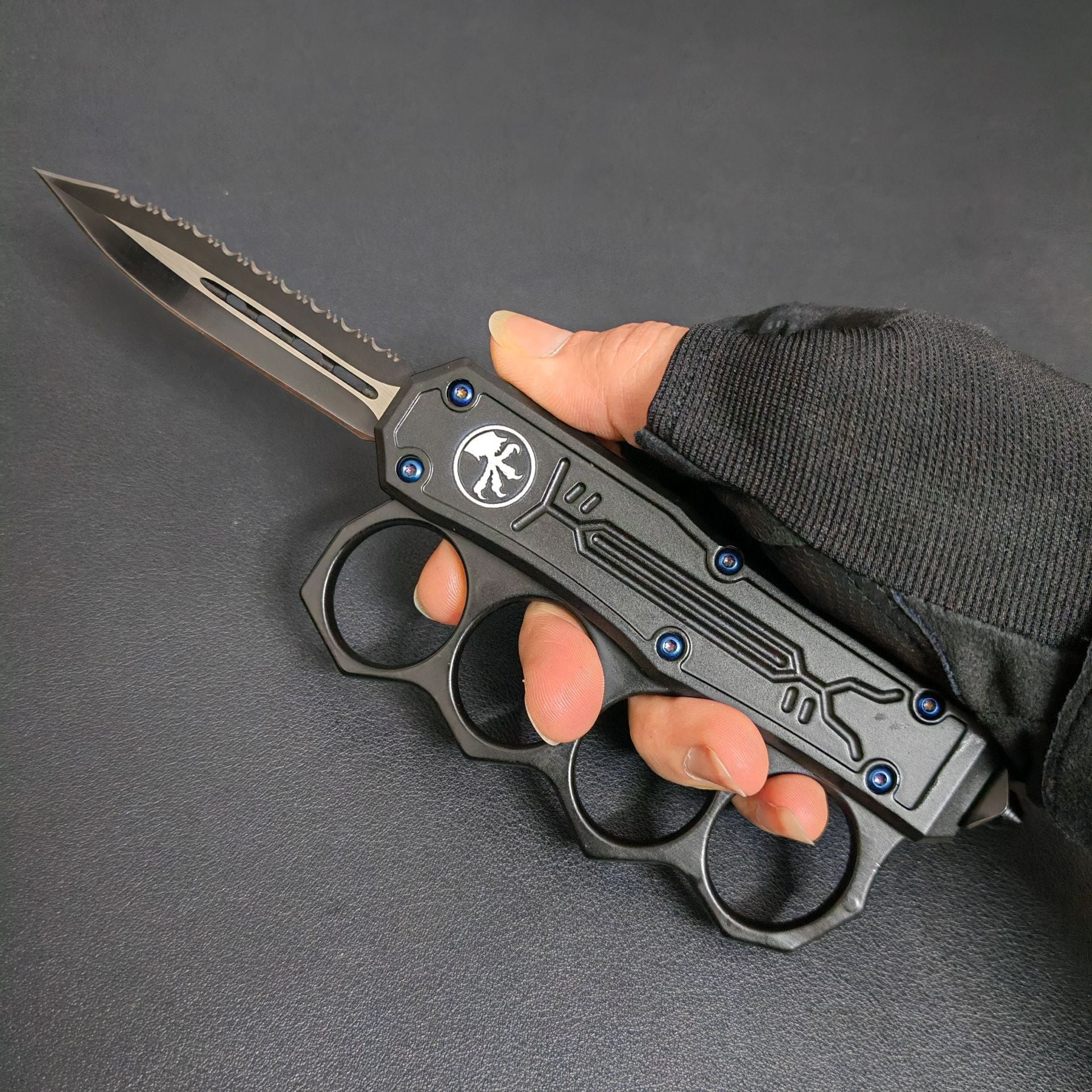 Кастет-ніж Microtech із серрейторним лезом